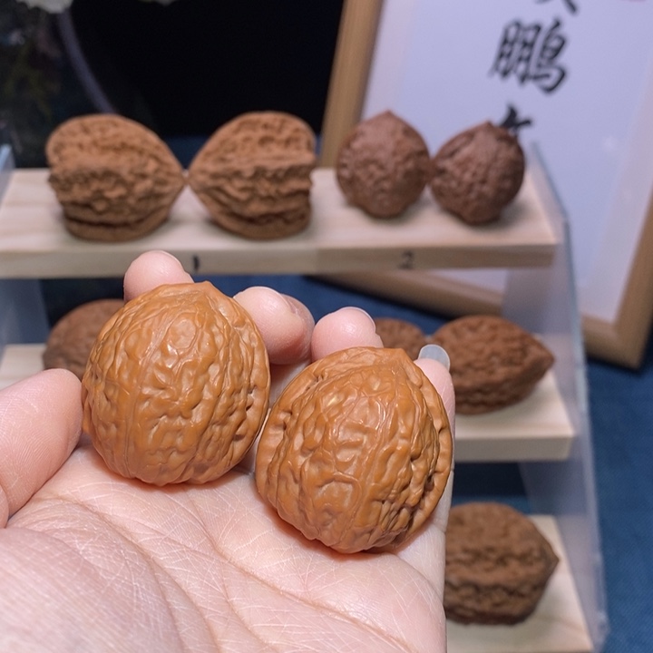 文玩核桃吊坠舍利子