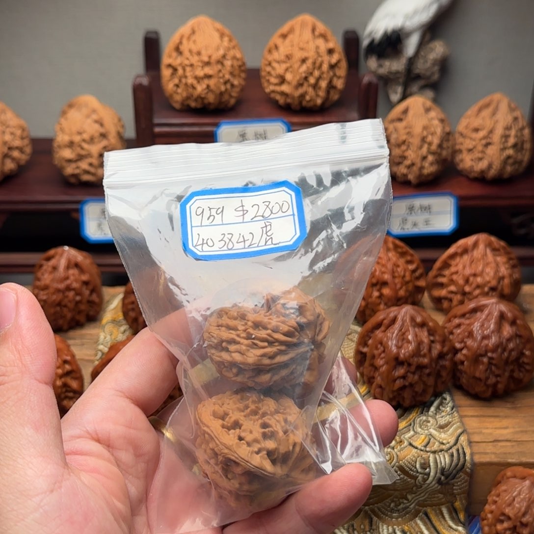 文玩核桃吊坠T****J40原树虎头王