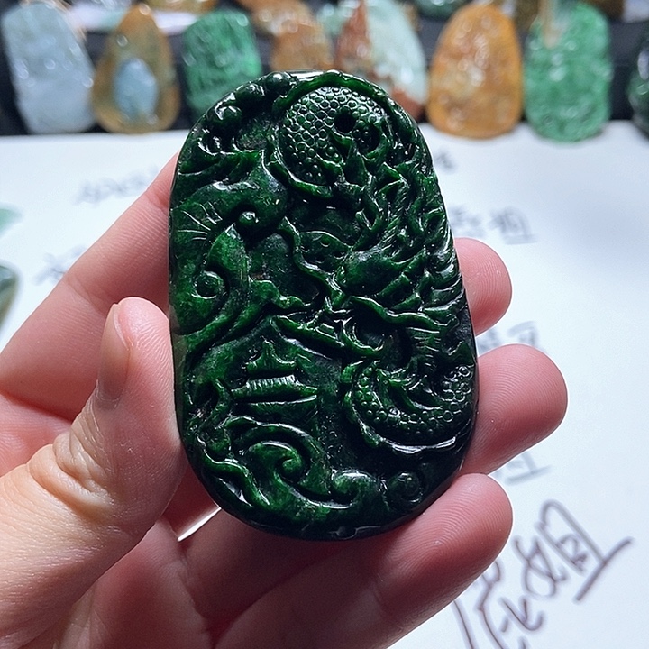 爱***妞翡翠未镶嵌颈饰翡翠a货