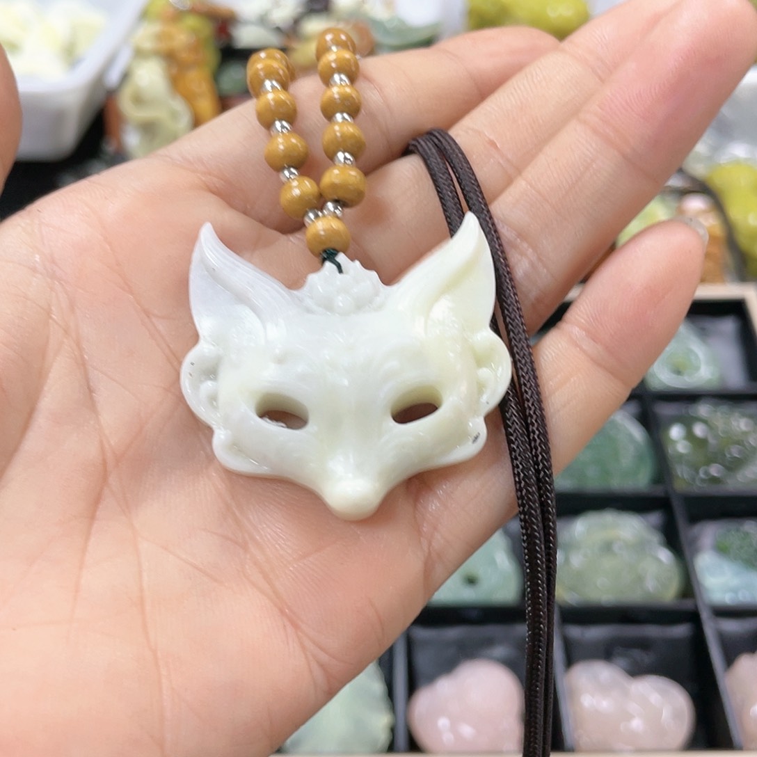 蛇纹石玉颈饰未镶嵌