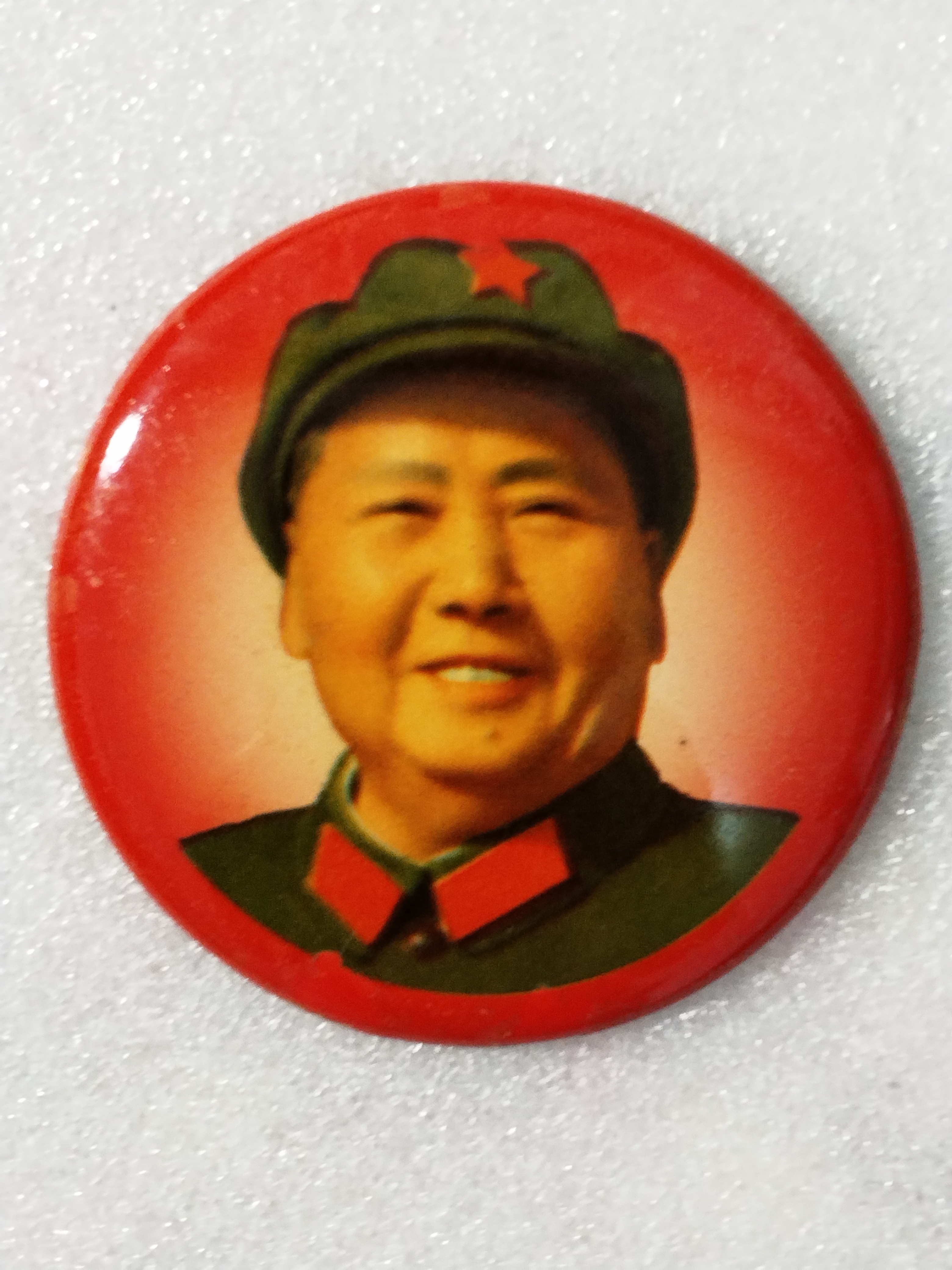 非法定货币6公分红色搪瓷爷爷笑眯咪纪念章！