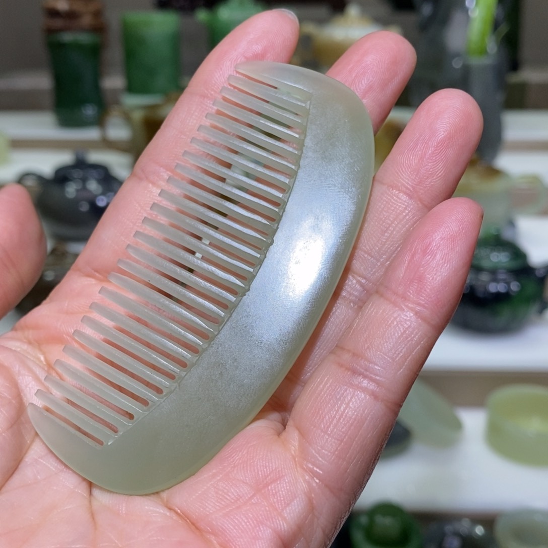 和田玉把件未镶嵌一梳百顺