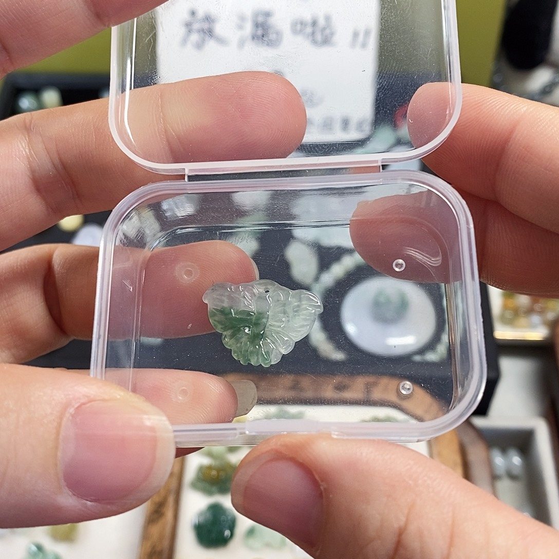 七***七翡翠未镶嵌颈饰小滴溜