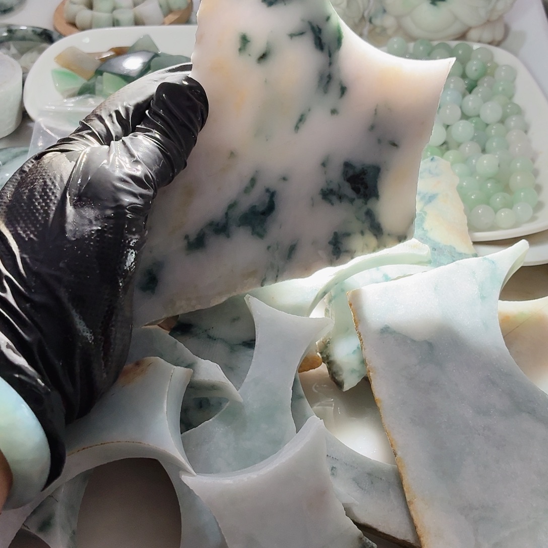 翡翠未镶嵌颈饰边角料