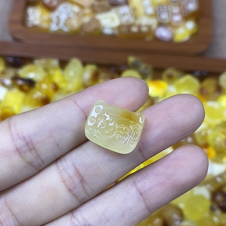 吊坠橄榄核电视机30