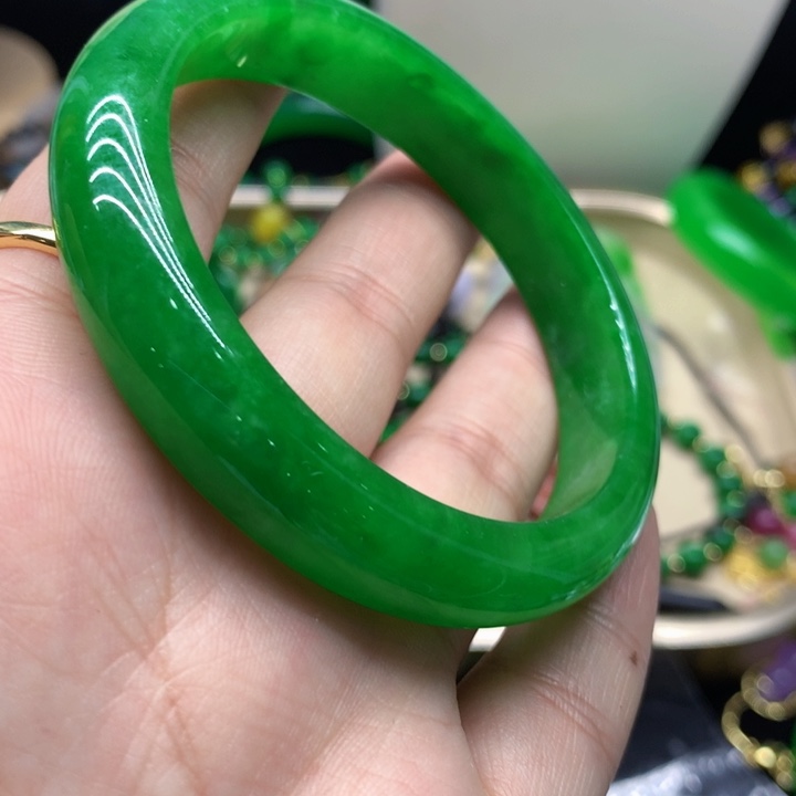翡翠颈饰未镶嵌手镯