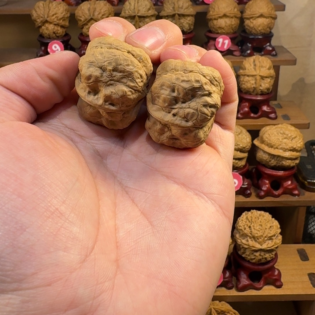 铁核桃把件肌肉尊金蟾三棱