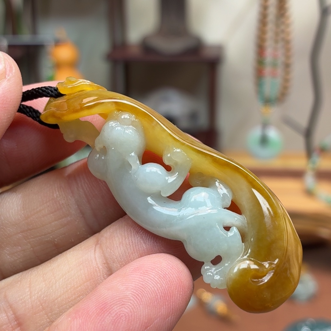 翡翠未镶嵌颈饰挂件