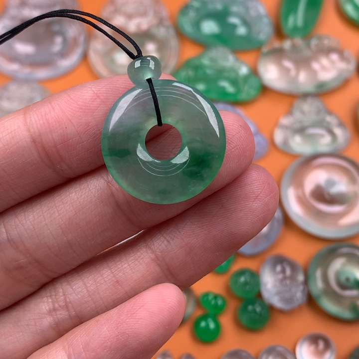 翡翠挂件未镶嵌…