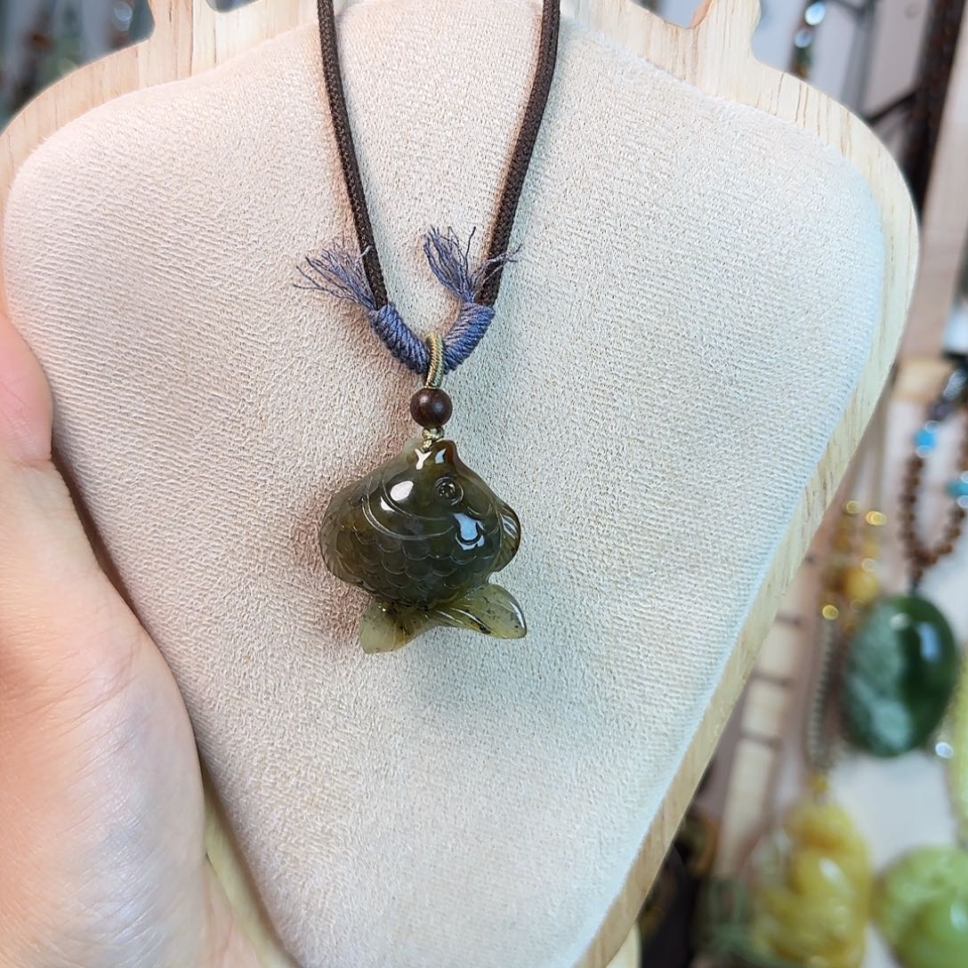 蛇纹石玉未镶嵌颈饰