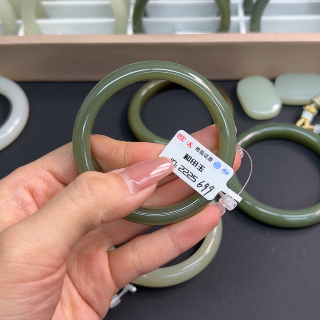 和田玉未镶嵌手镯顾**稳