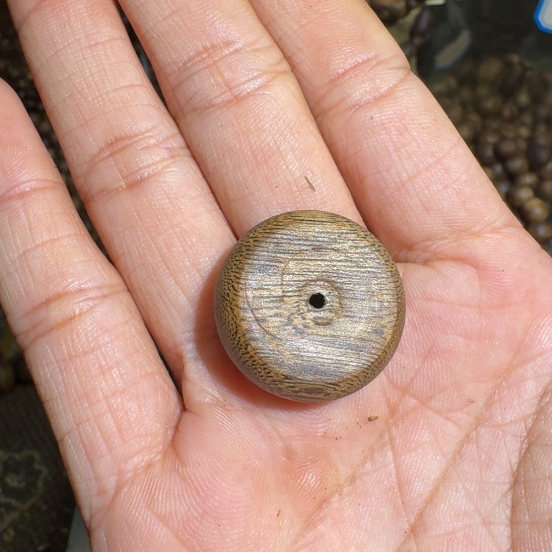 沉香沉香碎屑赵****）海南红骨凹身平安扣2.1克