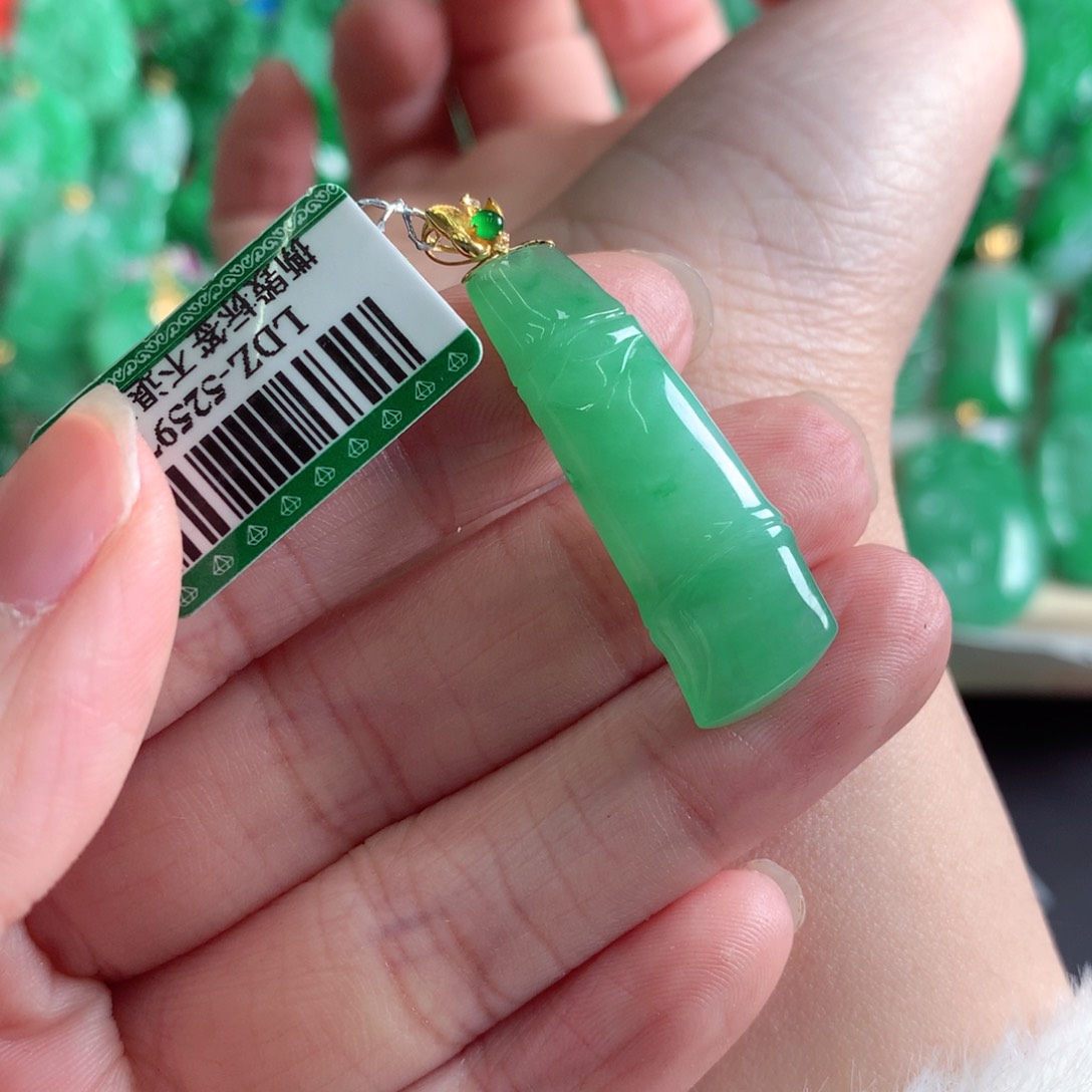 翡翠吊坠(不含链)18K金镶嵌