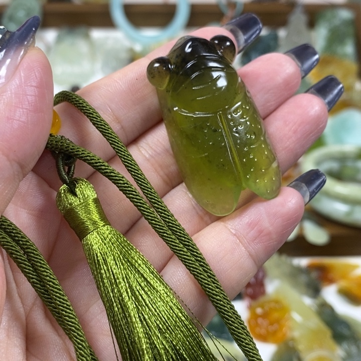 未镶嵌蛇纹石玉吊坠