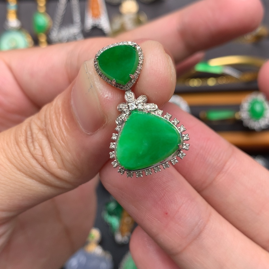 翡翠18K金镶嵌颈饰