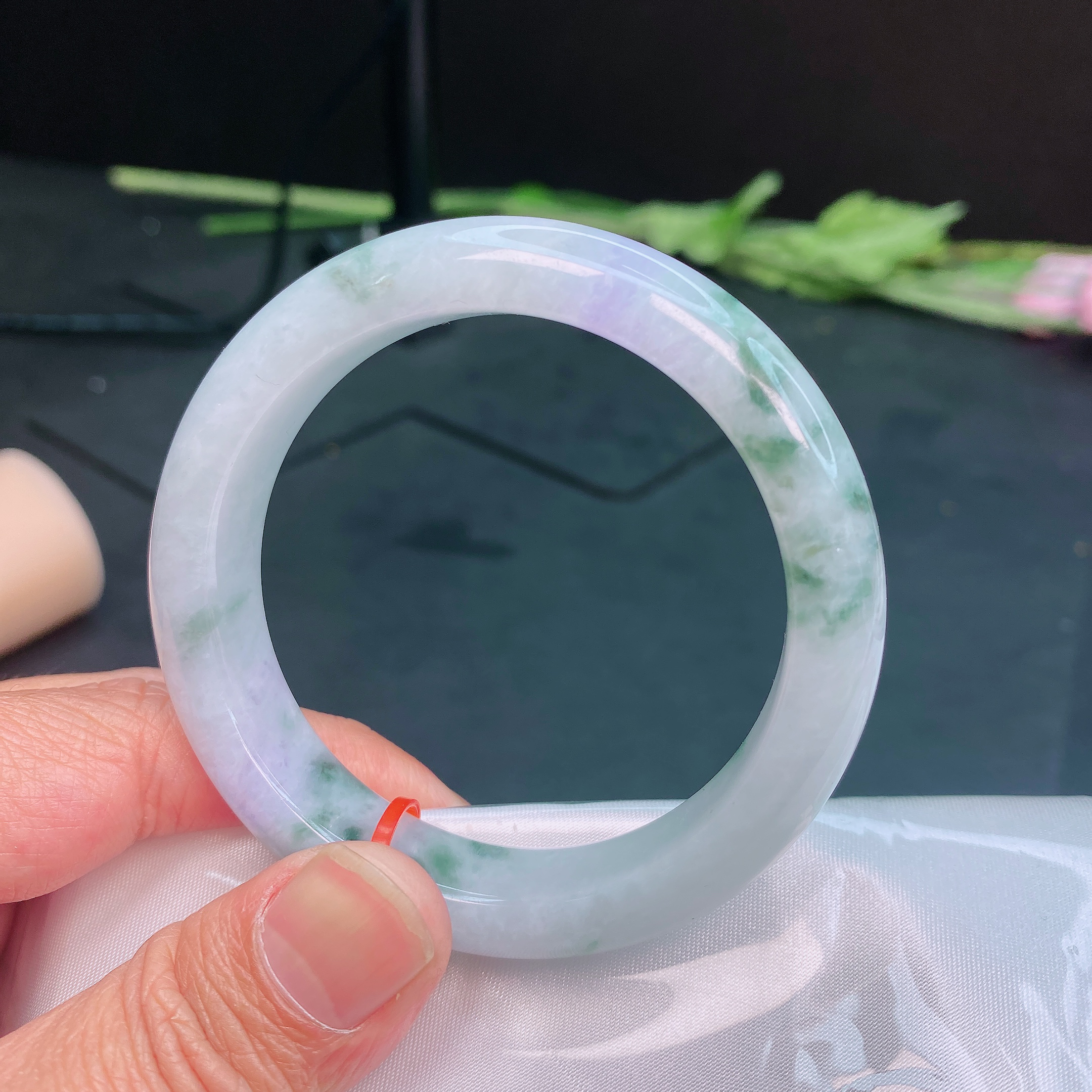 F000712 水润紫底飘花宽边玉手镯53.4圈口