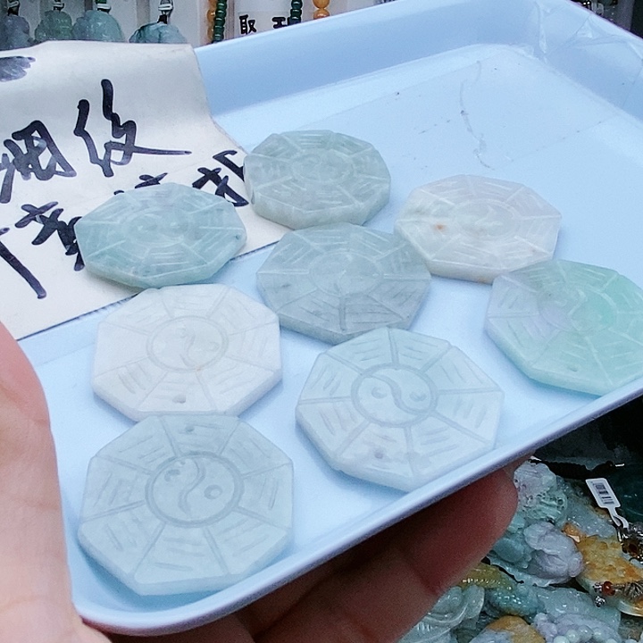 颈饰足铂镶嵌翡翠翡翠