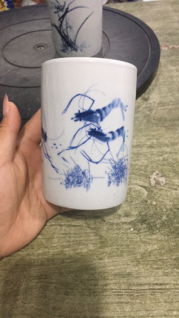 粉彩虾趣图瓷器笔筒