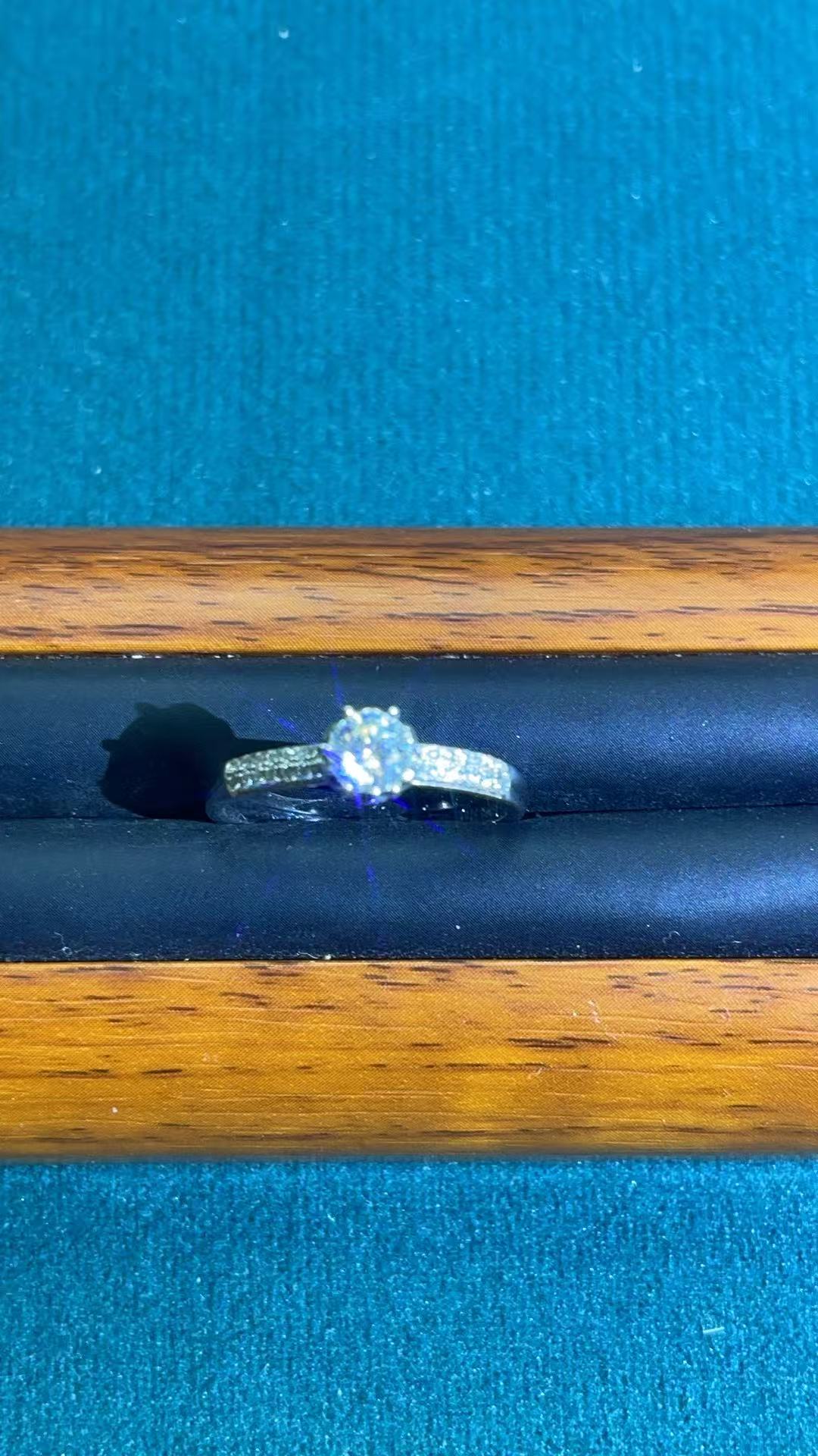 a888白色微镶梅花戒指多样发