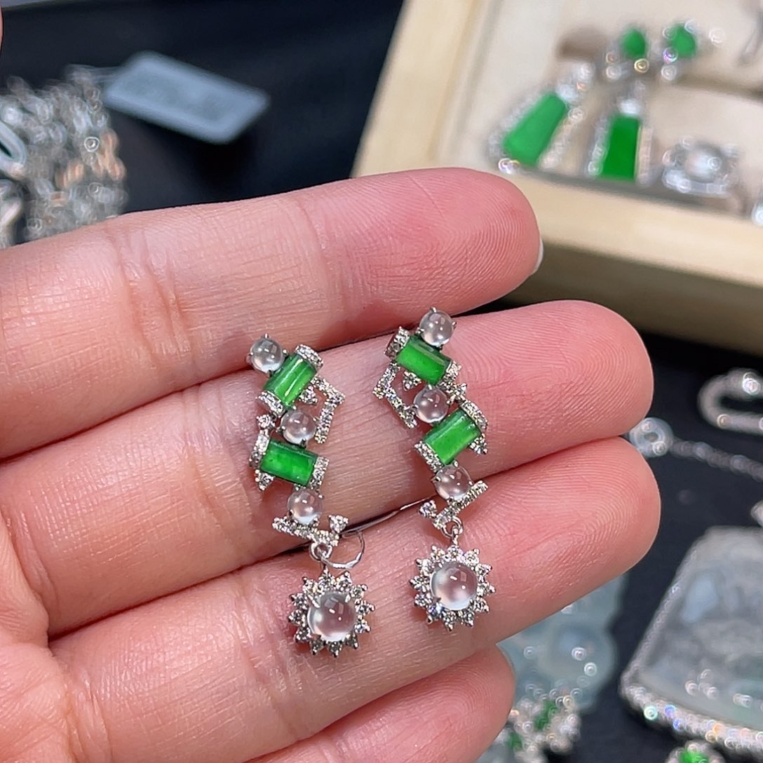 翡翠18K金镶嵌耳饰玻璃种冰蛋