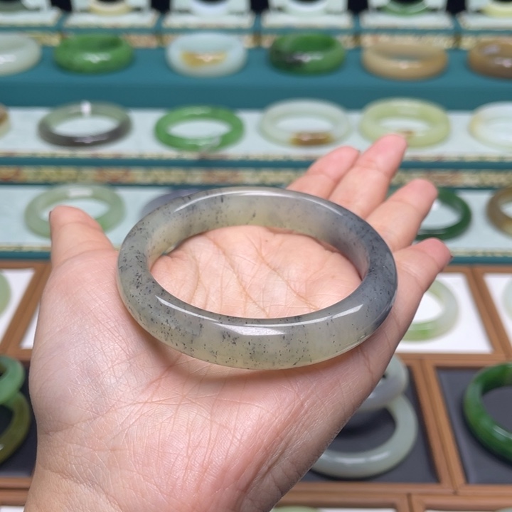 和田玉手镯未镶嵌爱****?55