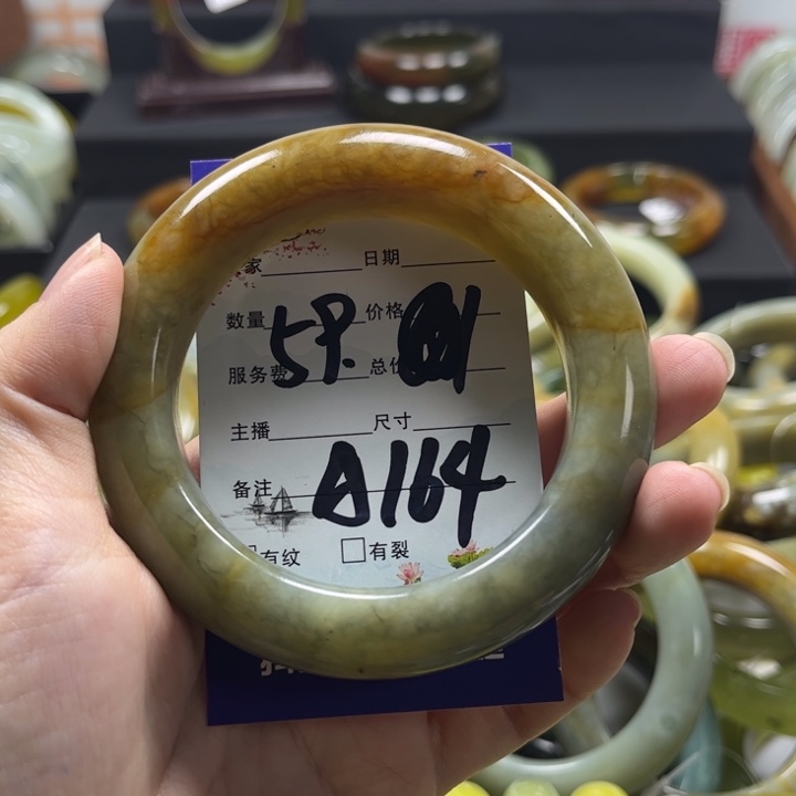 蛇纹石玉手镯未镶嵌?