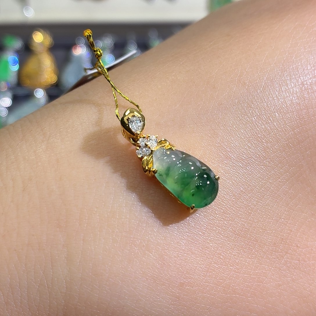 翡翠18K金镶嵌颈饰