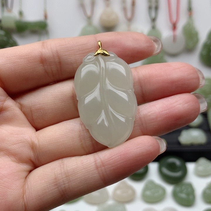 和田玉吊坠18K金镶嵌d**g