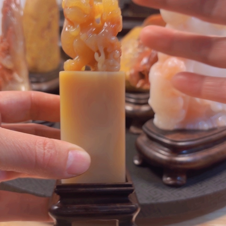 寿山石双狮戏球印章