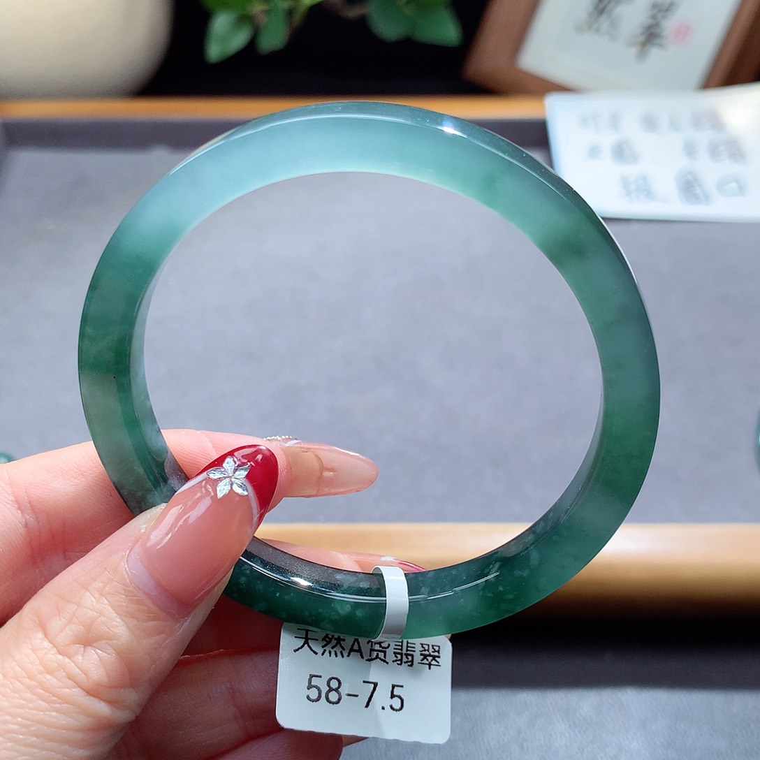 翡翠手镯（圆镯）未镶嵌