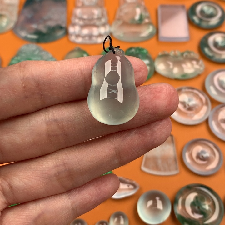 翡翠挂件未镶嵌…..