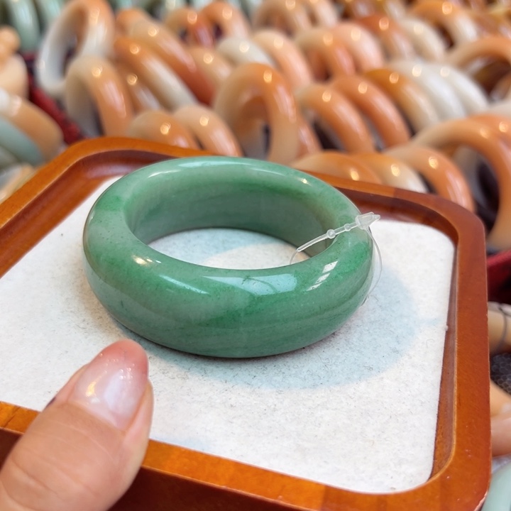 水***️石英岩玉手镯未镶嵌