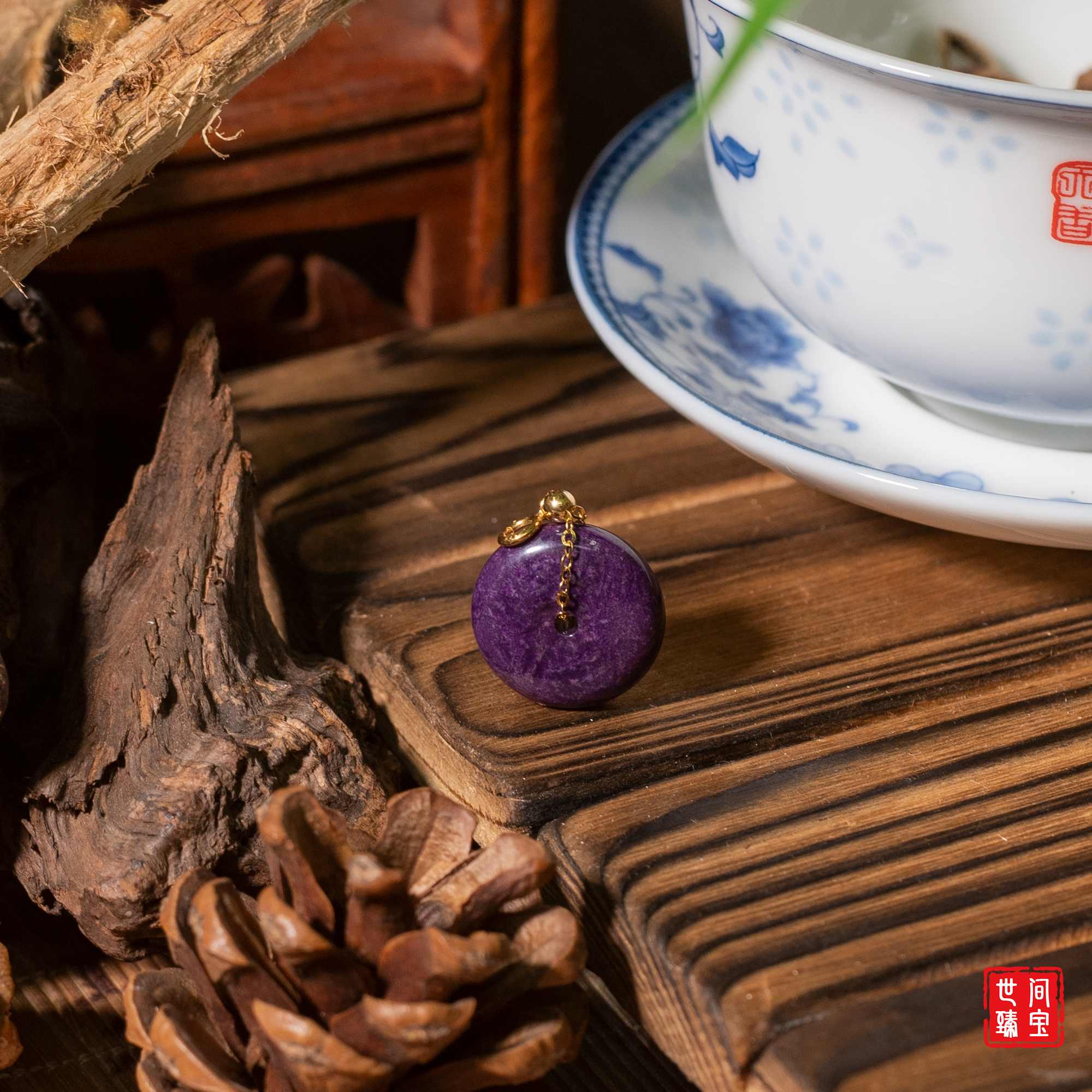 世间臻宝-怀古丨18K金艳色老料舒俱来平安扣吊坠/多样性发/P1549