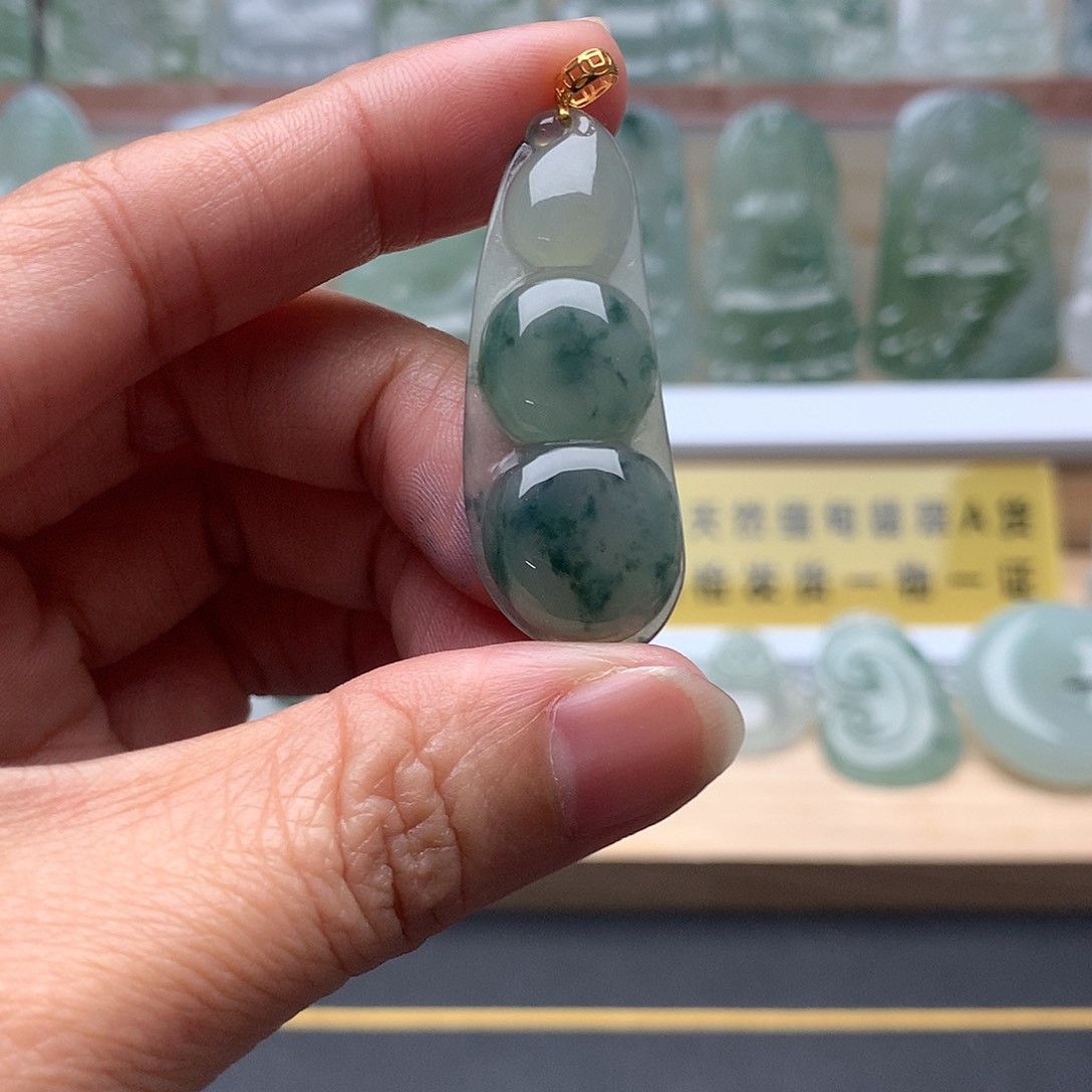 翡翠未镶嵌颈饰福豆