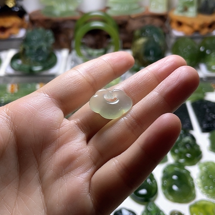 蛇纹石玉颈饰未镶嵌