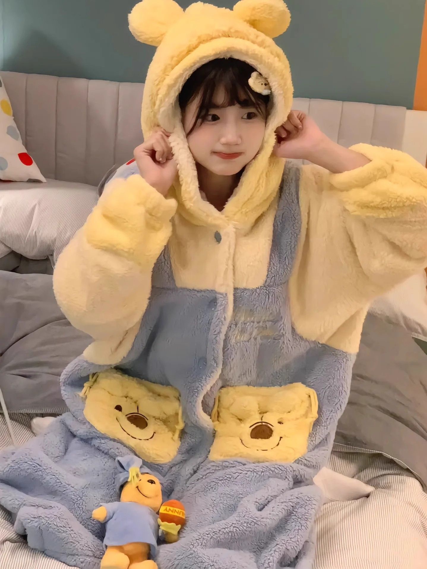 睡衣女珊瑚绒加厚加绒冬季新款卡通口袋维尼熊睡袍连帽袍家居服