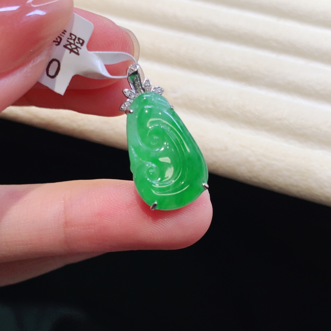 翡翠18K金镶嵌颈饰