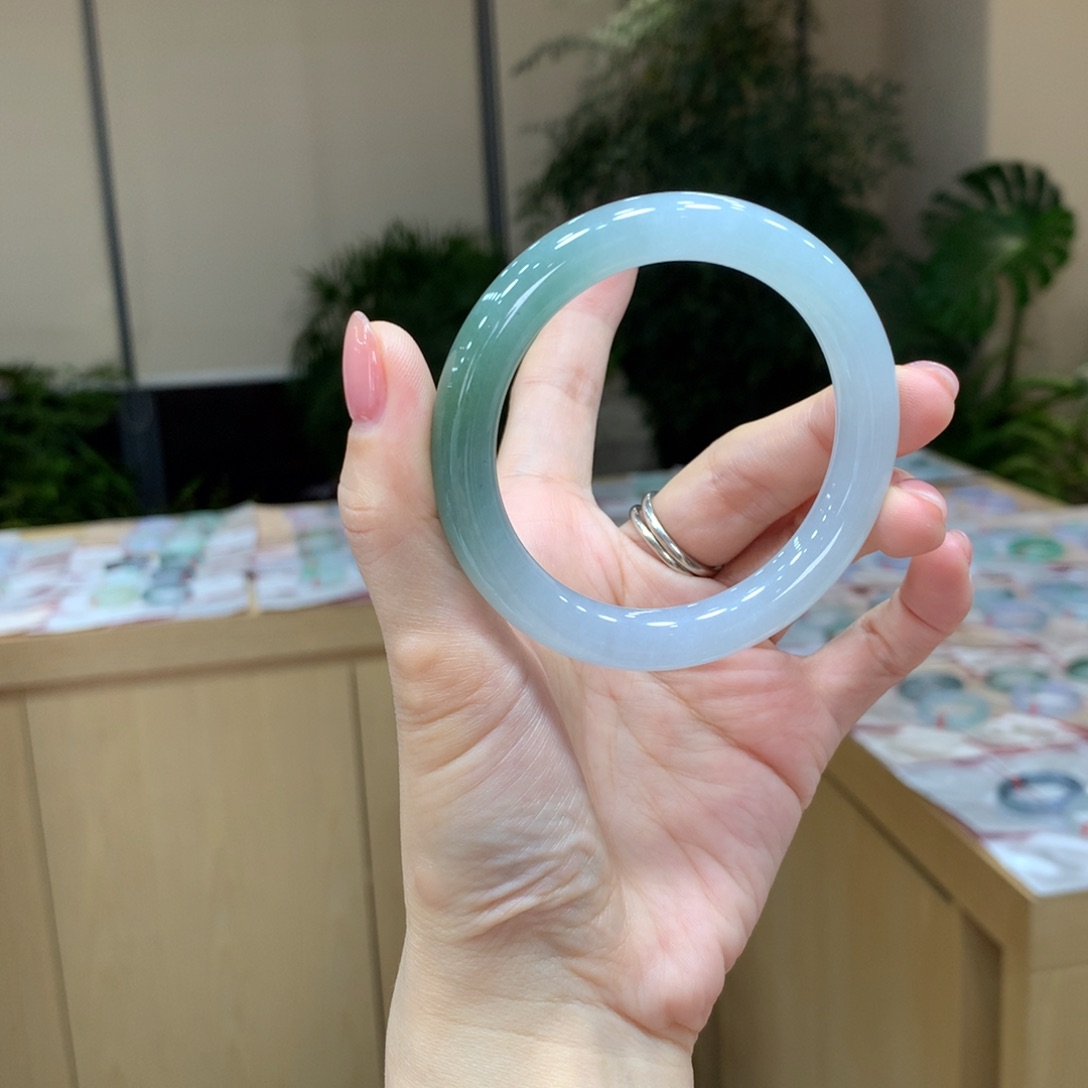 翡翠手镯未镶嵌不退不换