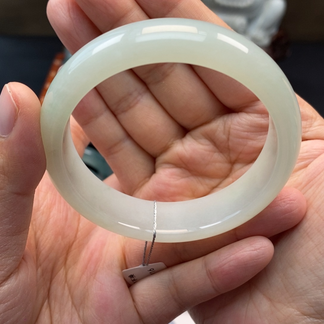 翡翠手镯未镶嵌墨**唧天然