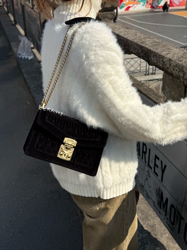 95新 MIU MIU/缪缪 新款黑金丝绒风琴单肩包