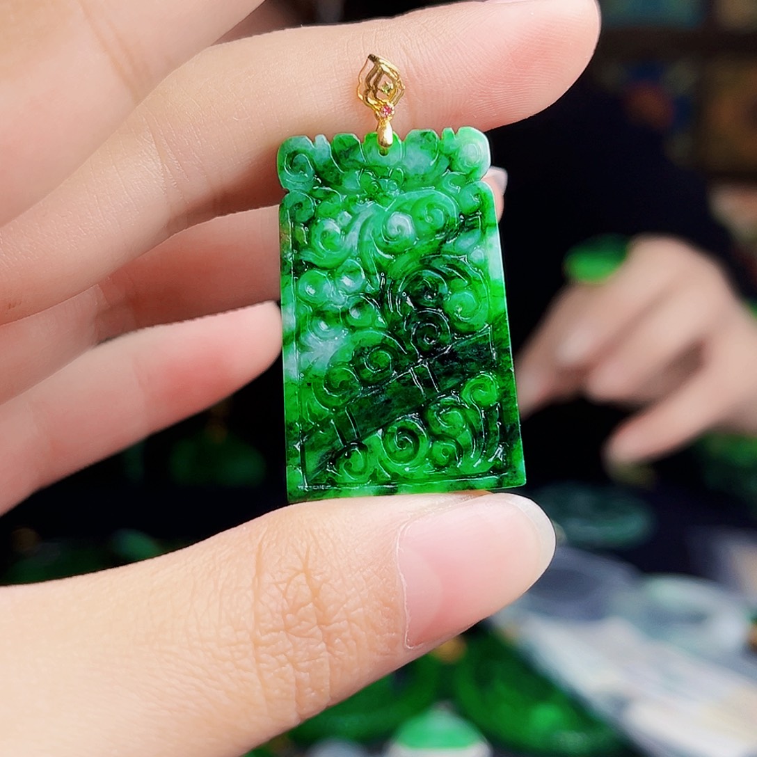 颈饰18K金镶嵌翡翠多样性