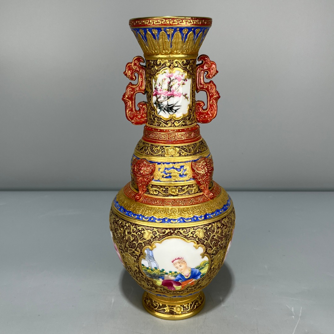 当代仿制 仿古大清乾隆年制金地雕刻开窗花卉西洋人物双耳瓶