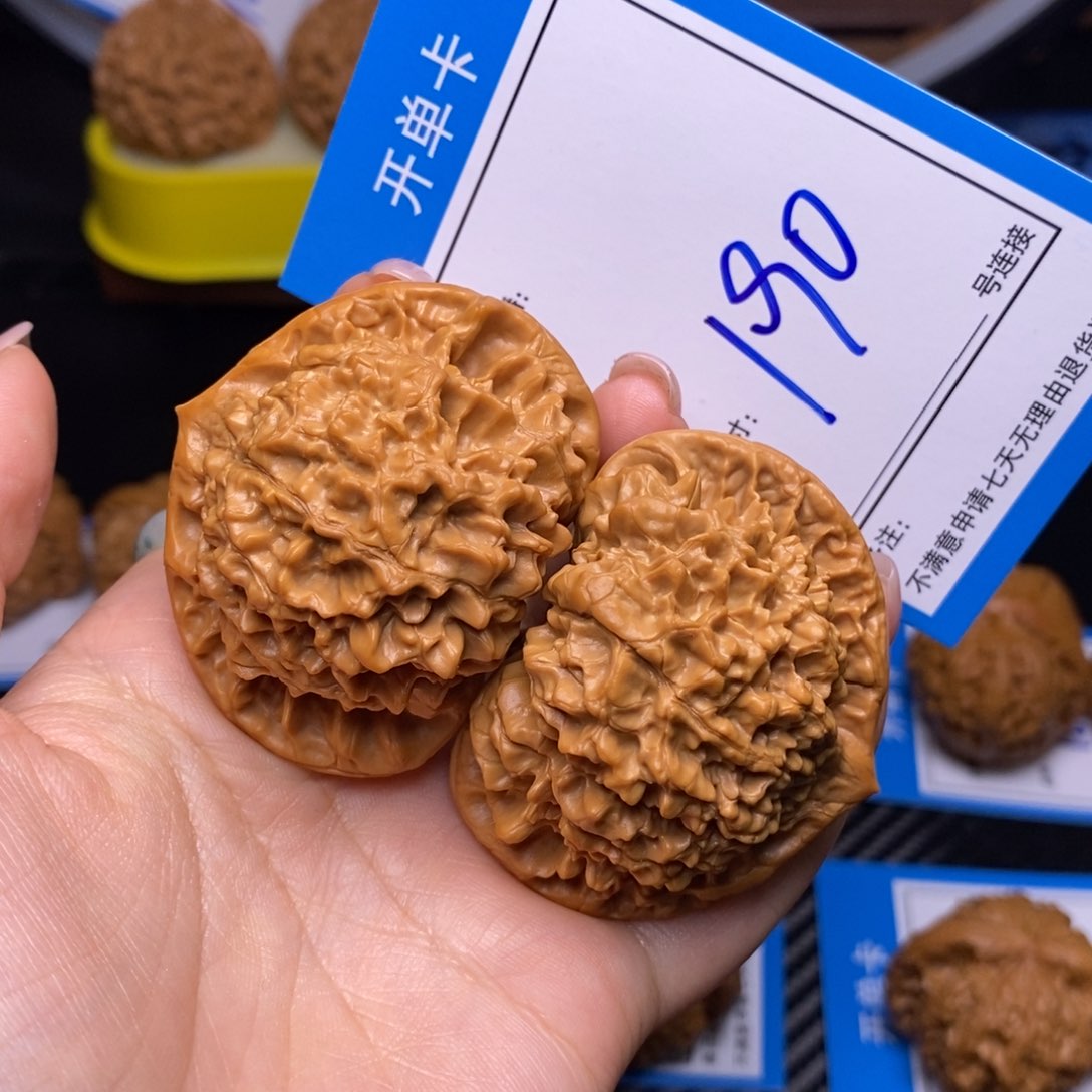 文玩核桃把件5.1麒麟纹官帽190