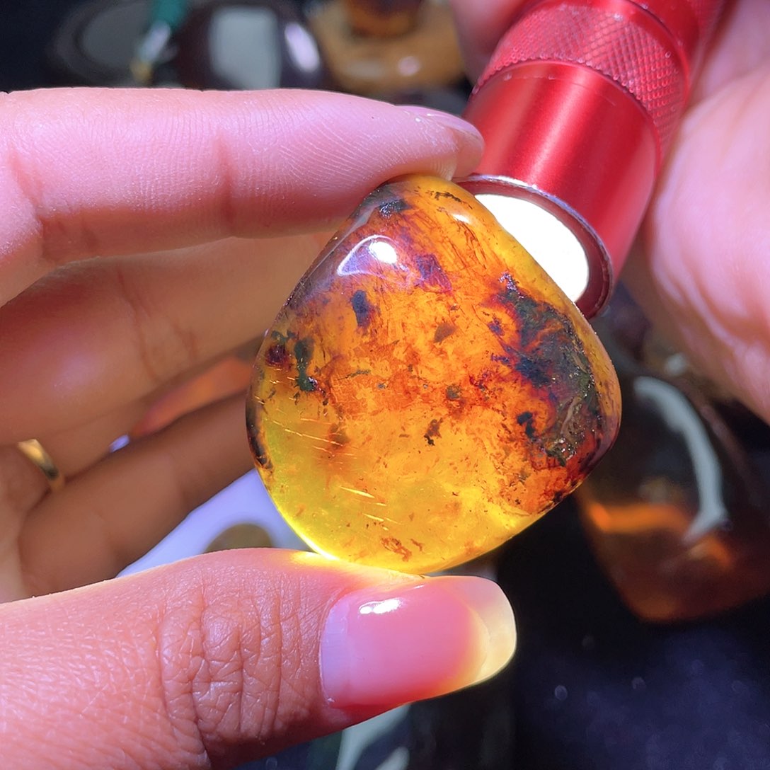 琥珀裸石未镶嵌？