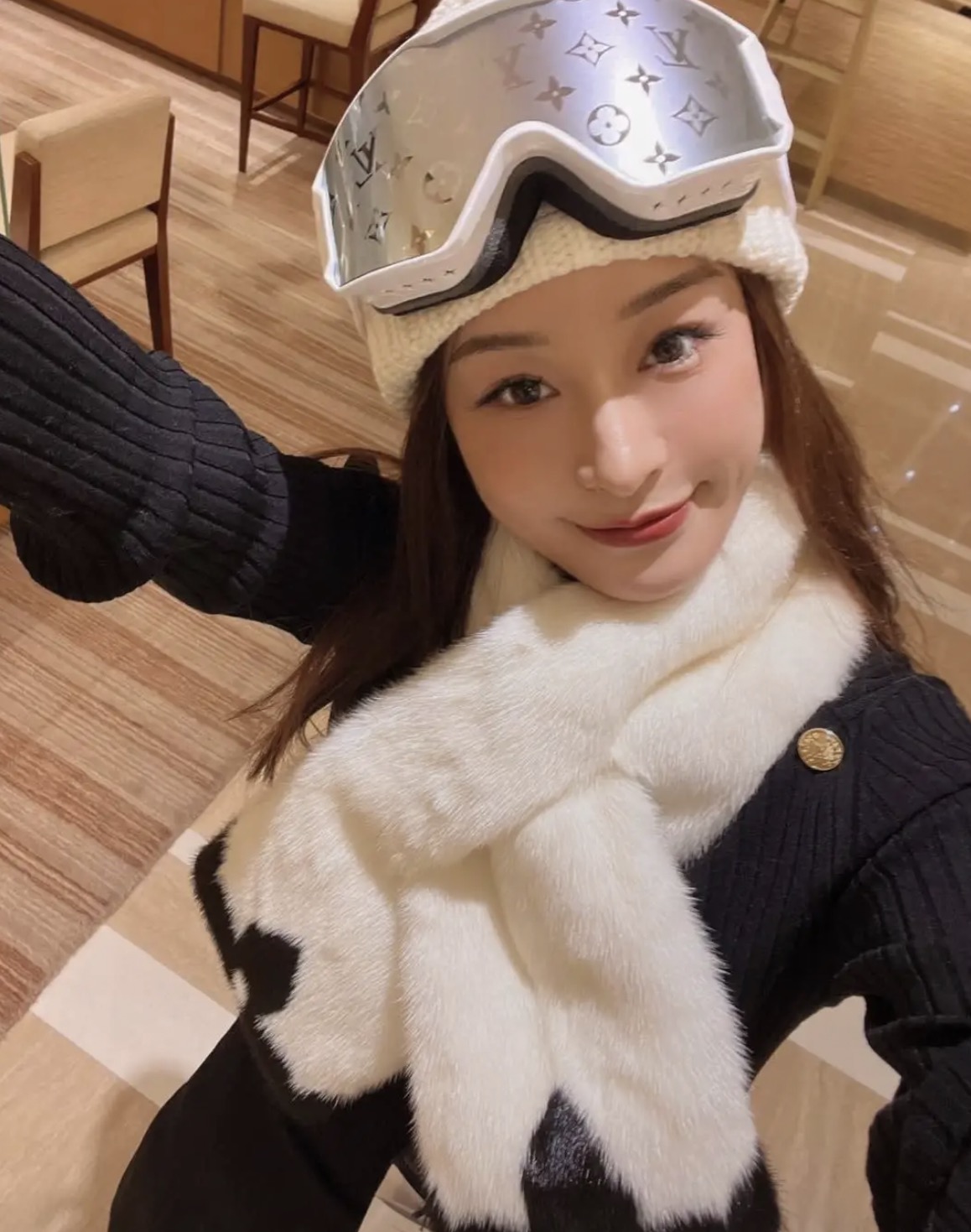 99新 LouisVuitton/路易威登 bb2729 水貂毛皮 黑白老花围巾 均码