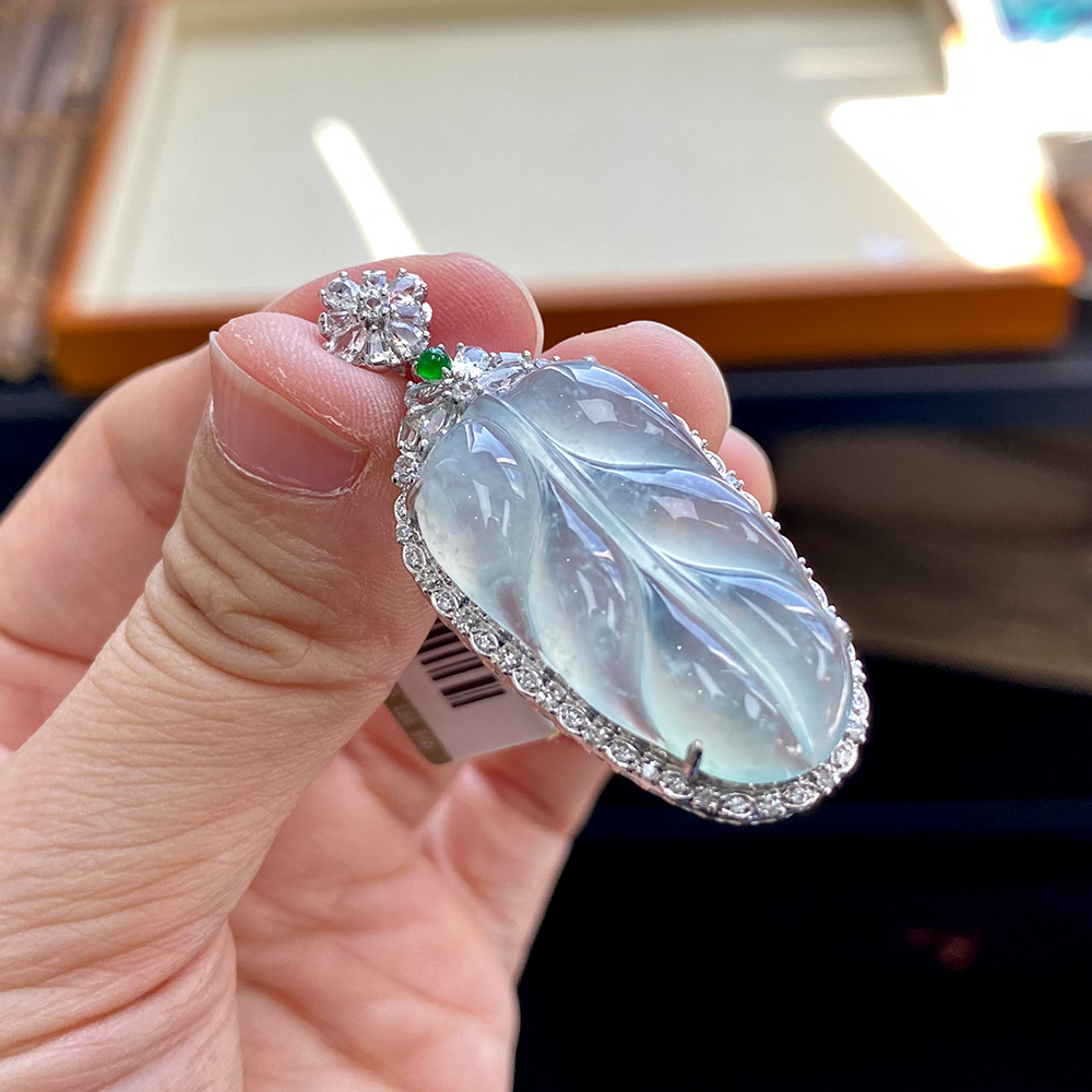 如意宝珠宝  18K金钻石围镶蓝冰叶子翡翠玉石吊坠天然A货1-A7