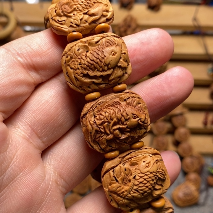 桃核雕刻鲤鱼手牌