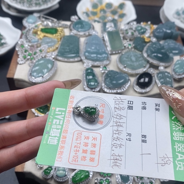 翡翠颈饰未镶嵌翡翠