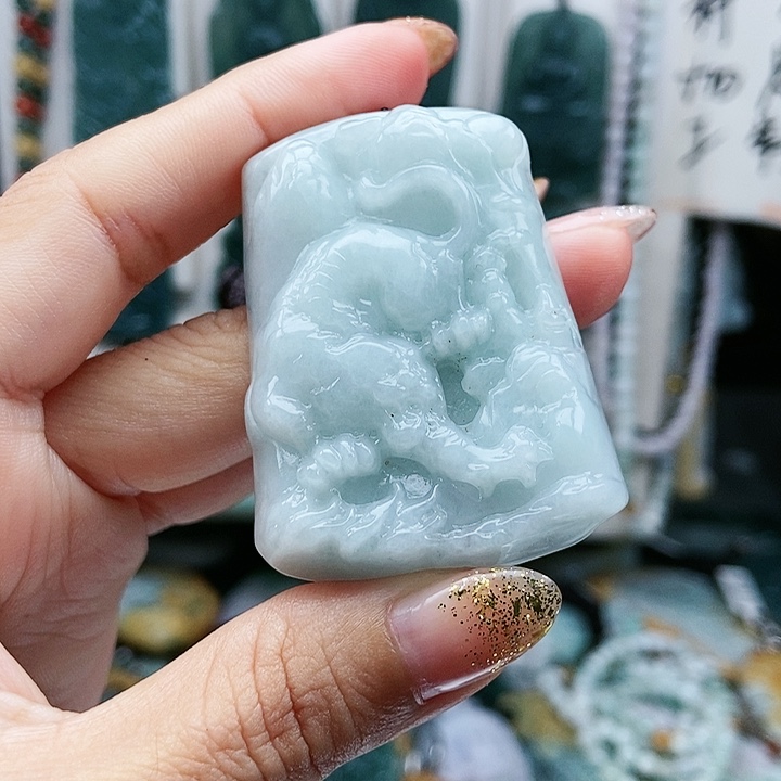 颈饰足铂镶嵌翡翠翡翠