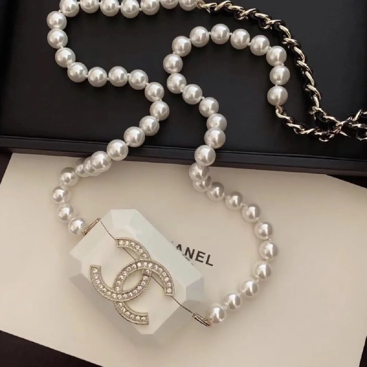 99新 Chanel/香奈儿 21A白色珍珠耳机包B4189